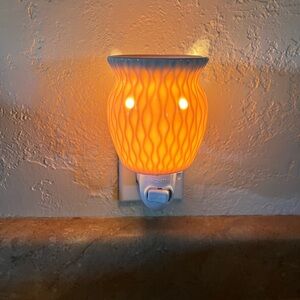 Scentsy crinkle wall warmer